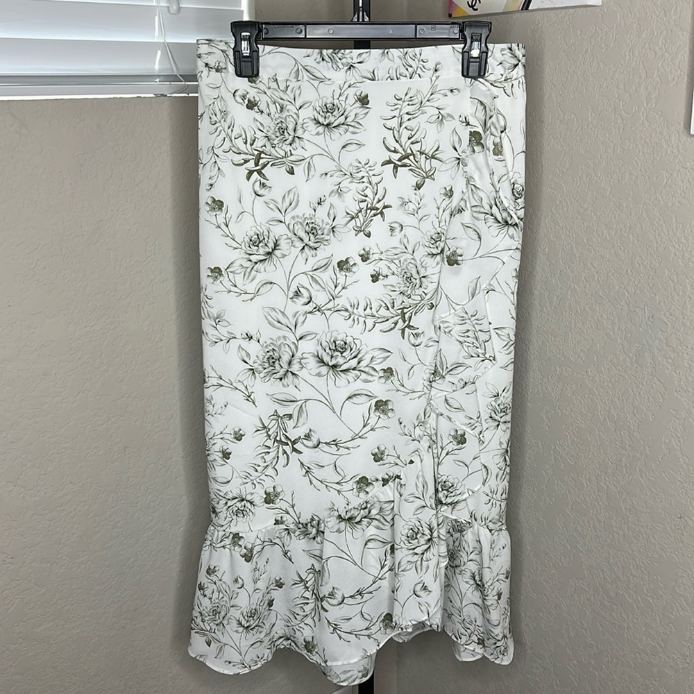 Calvin Klein NWOT White Green Floral Midi Skirt, Size Medium